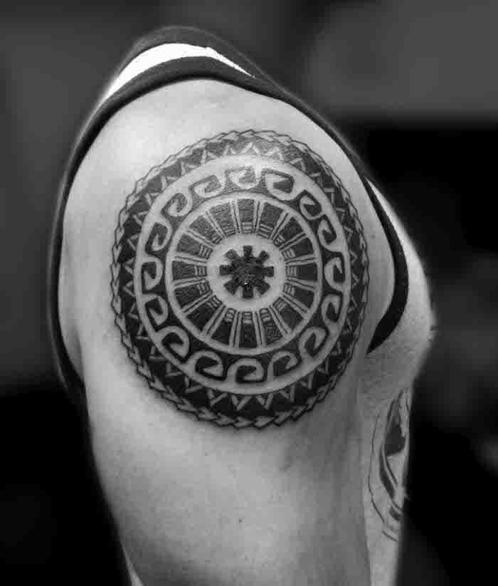 ecriture maori tatouage tribal bras soleil symbole polynesien