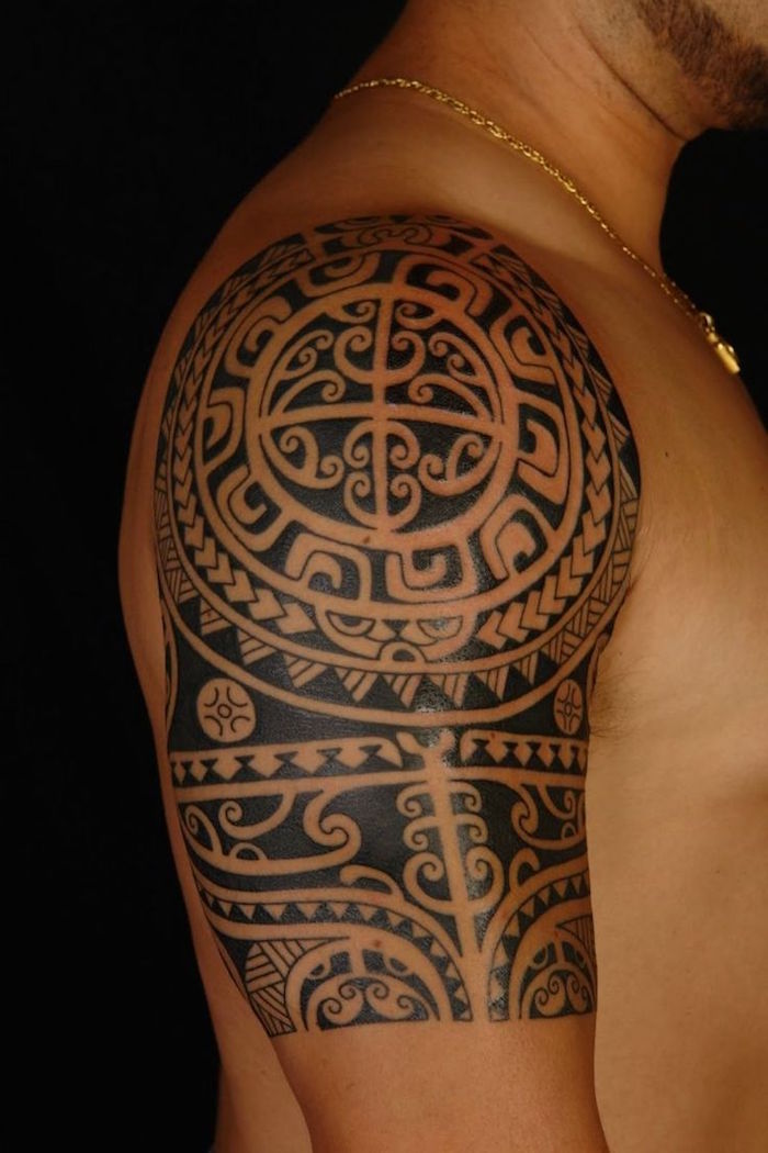 tatouage tortue tribal epaule polynesie homme 