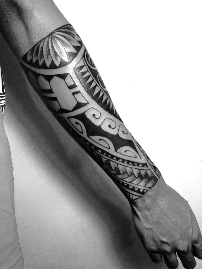 tatouage tribal homme avant bras symbole maori