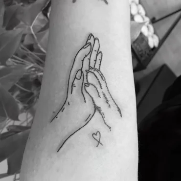 tatouage pomme humaine et animaliere se touchant