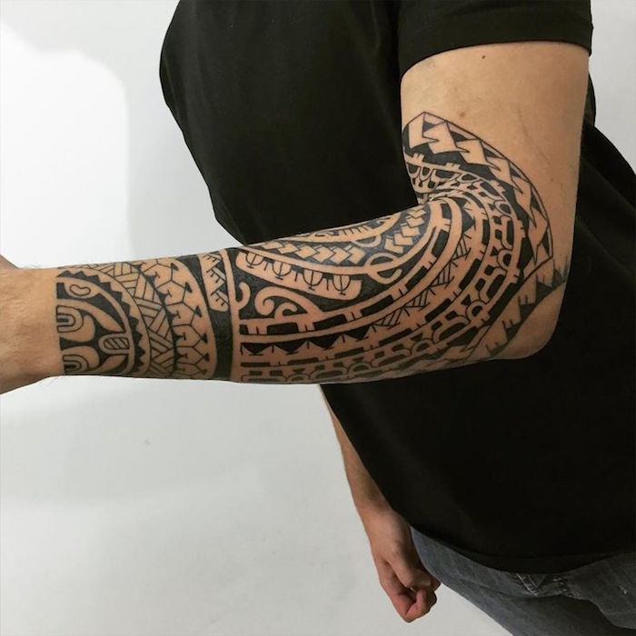 tatouage avant bras entier polynesie maorie pacifique