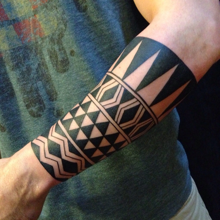 tattoo geometrie avant bras tribal maorie