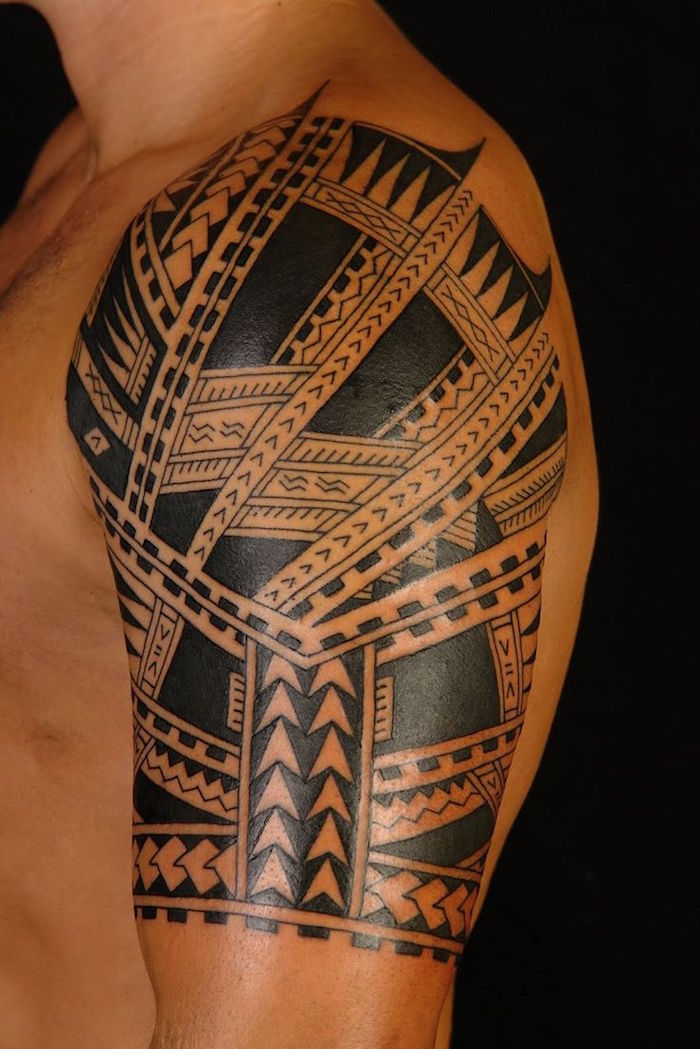 tatouage polynesien bras épaule homme manchette tattoo maorie