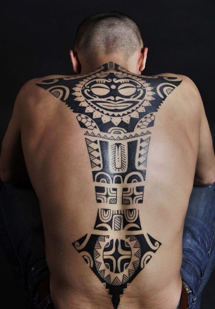 tattoo dos entier homme style maorie culture polynesie tradition
