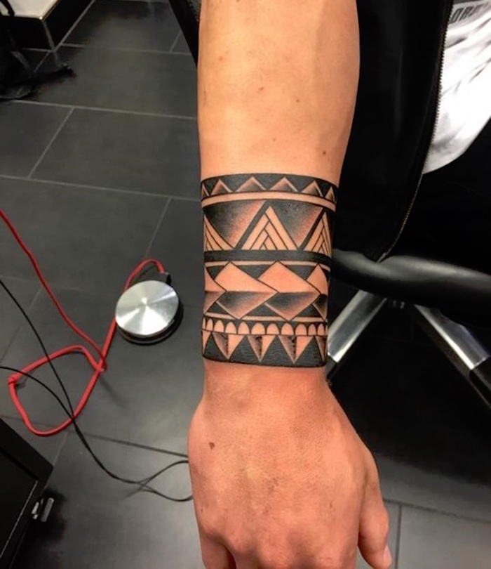 idee tatouage poignet tattoo bracelet homme polynesien style maorie