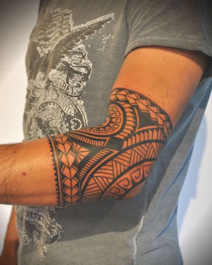 tatouage coude tribal homme style maorie culture polynesienne