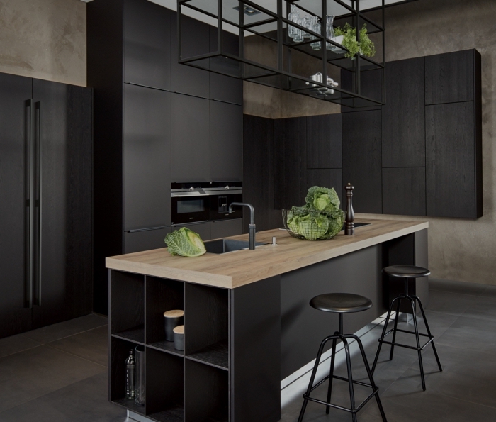 comment combiner le noir matte avec le bois pour décorer la cuisine de style moderne, cuisine bois massif