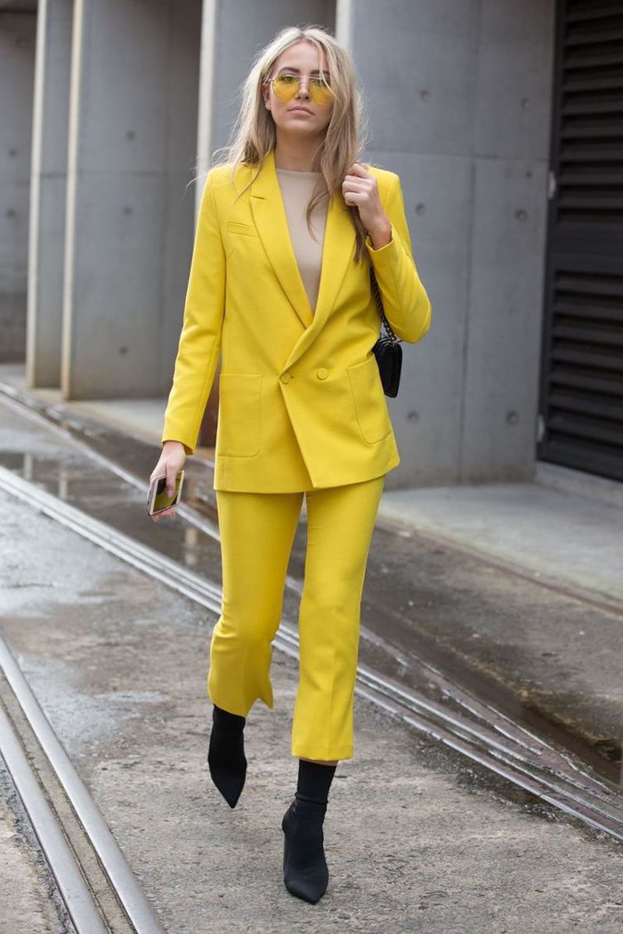 tailleur femme jaune canari avec une veste chic à boutonnage croisé dessus un top couleur nude et pantalon longueur 7/8 