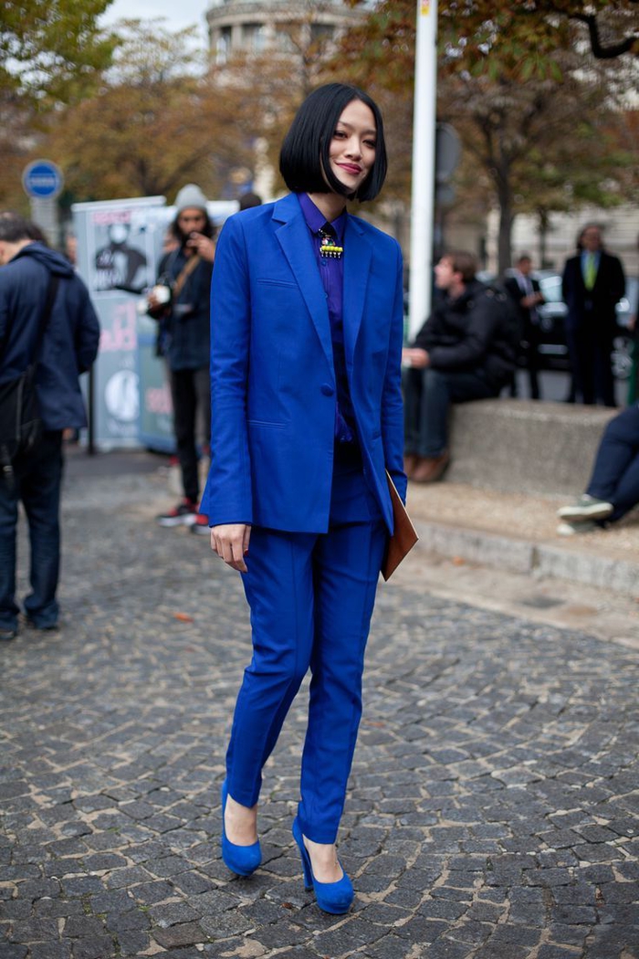 vision chic monochrome avec un ensemble tailleur pantalon femme en bleu électrique 