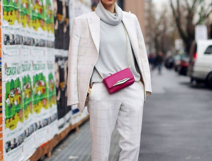 tenue chic femme tailleur à carreaux blanc pull doux en cachemire escarpins bleu fluorescent sac pochette fushia