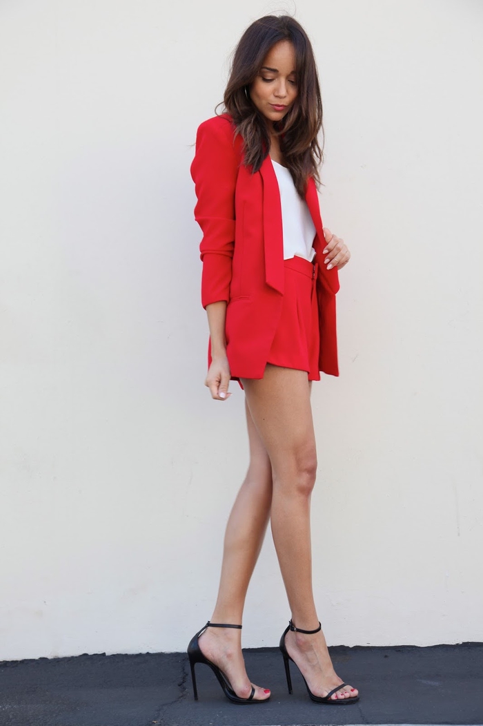 look professionnel et confortable pour l'été en ensemble tailleur pantalon femme de couleur rouge, mini shorts et blazer assorti combinés avec un top léger