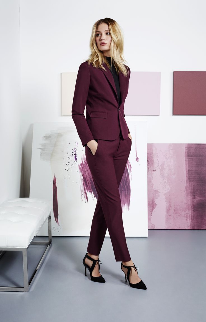 comment s'habiller au bureau, silhouette élégante et féminine avec un tailleur femme de coupe classique couleur bordeaux et des escarpins noirs à lacets au design chic