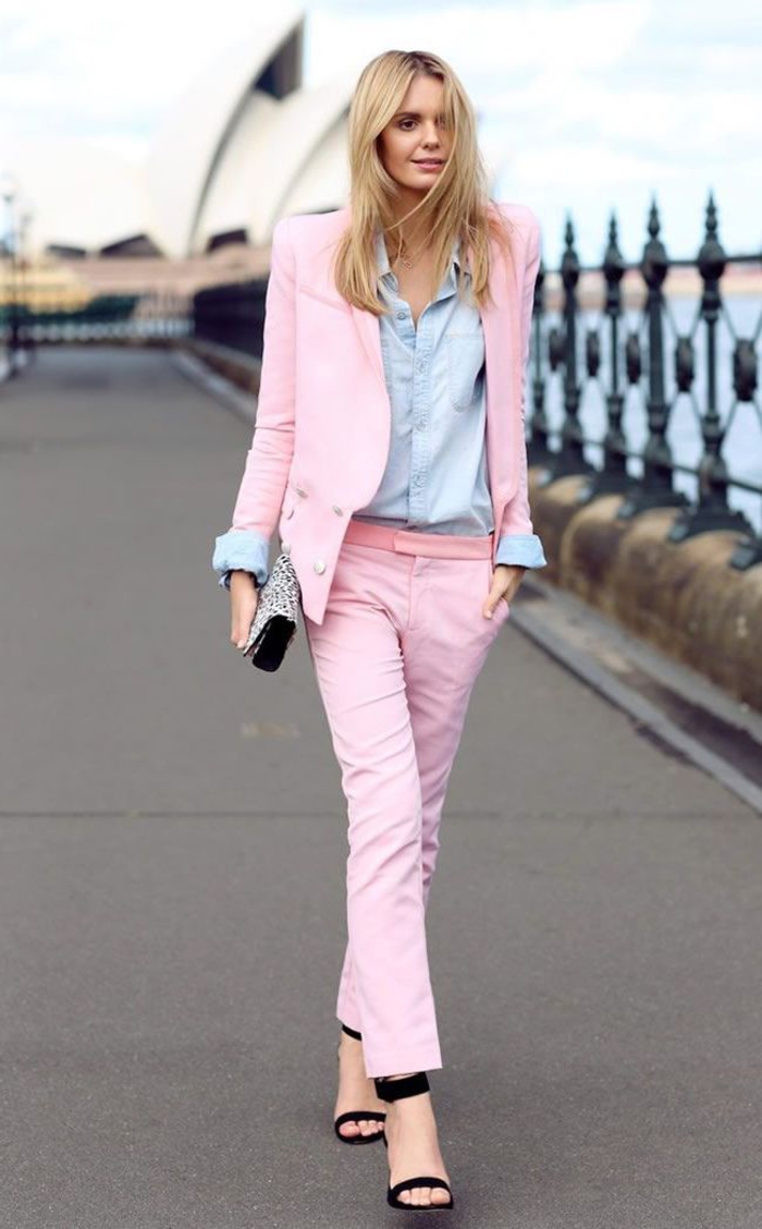 tenue chic femme avec ensemble pantalon et veste de coupe classique, vision chic et féminin associant les couleurs bleu et rose pastel