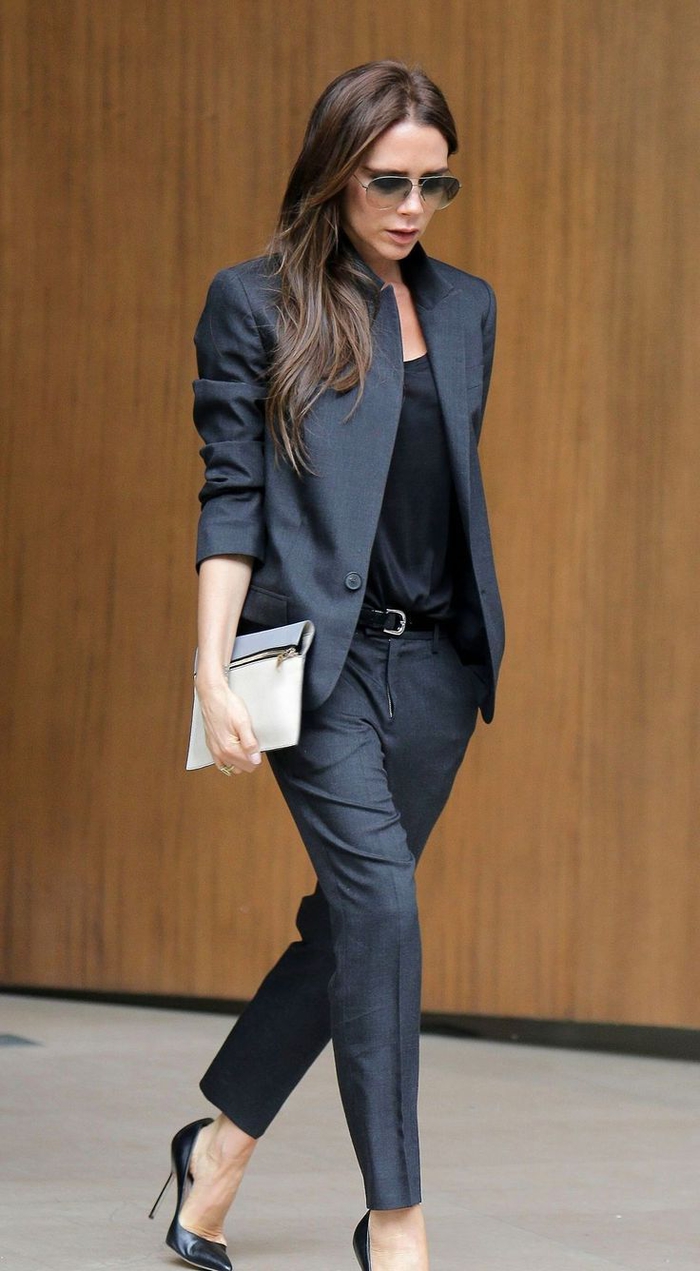 un look de working girl en costume femme de coupe garçonne porté dé façon chic avec de escarpins noirs