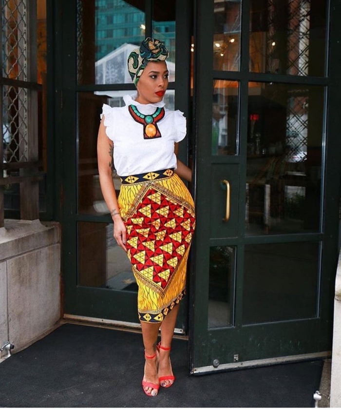 exemple comment bien s'habiller en style africain, tenue femme en jupe longue et blouse manches courtes aux motifs ethniques