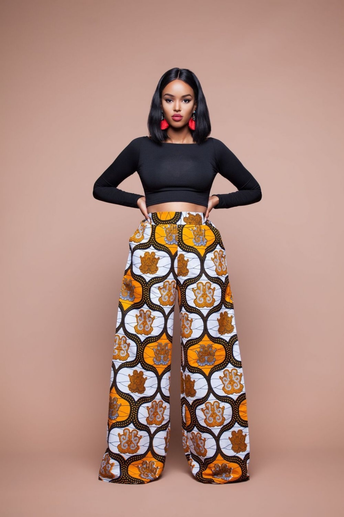 idée bijoux ethniques pour femme, modèle de pantalon large de style africain, tenue femme en top crop noir et pantalon ethnique