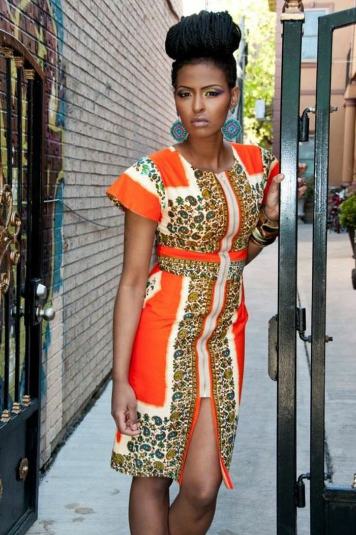 look femme sexy, tenue africaine femme, robe africaine, motif africain en orange blanc et des imprimés tigre, modèle moulant, mettant en valeur les jolies courbes féminines 