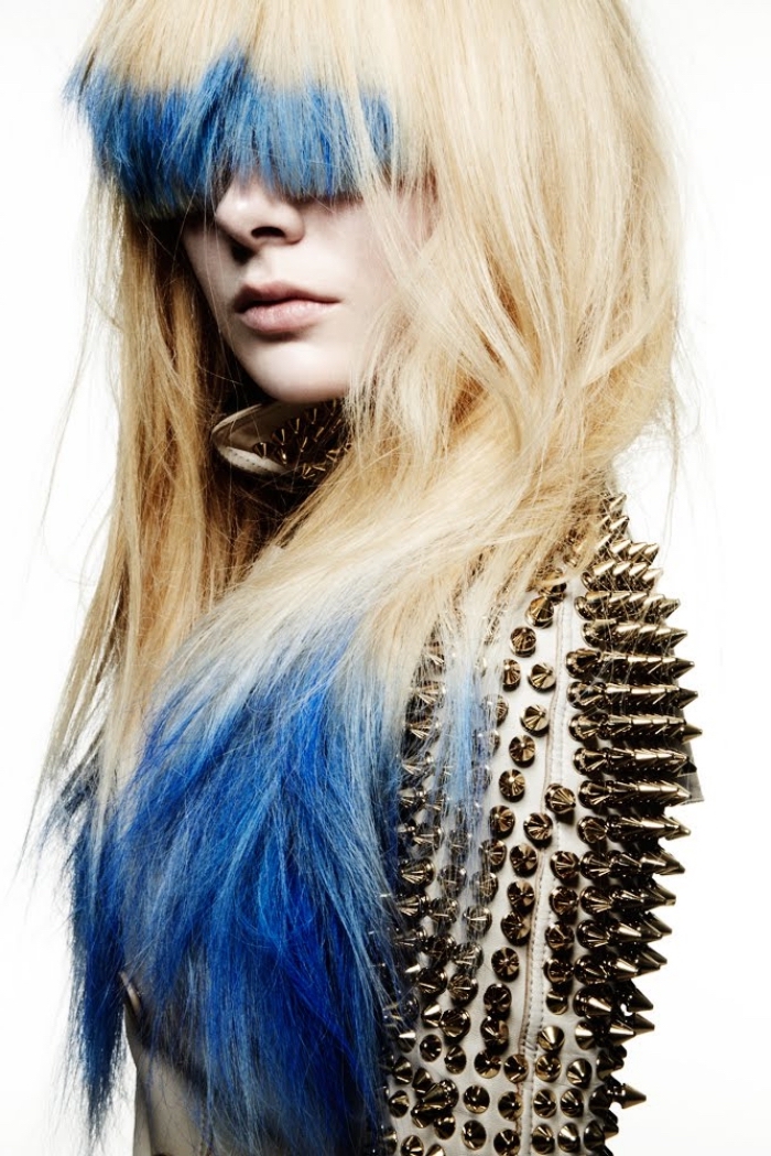coloration tie and dye, ombré sur cheveux blonds avec pointes colorées en bleu foncé, coupe de cheveux avec frange droite