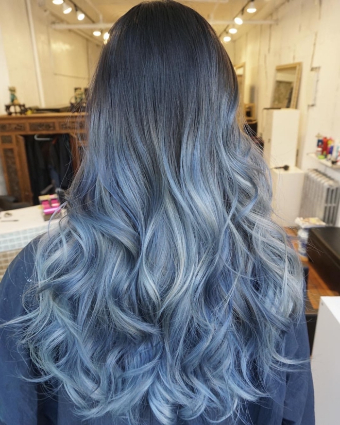 coloration ombré de nuances gris et bleu pastel sur cheveux longs et bouclés de base naturelle marron