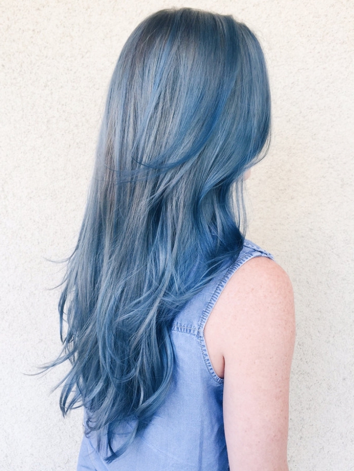 coloration grise avec mèches bleu foncé sur cheveux longs et raids de base châtain foncé