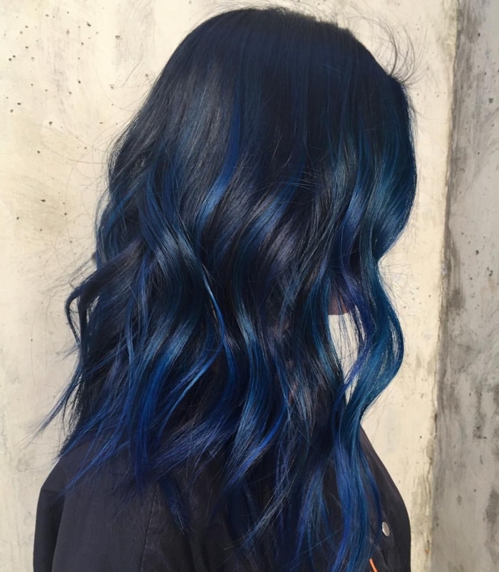 coloration avec mèches bleu foncé sur cheveux noirs, coiffure de cheveux longs avec boucles naturelles