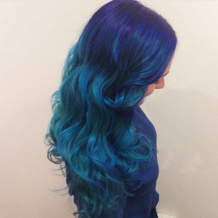 coloration bleu et vert sur cheveux noirs, coiffure de cheveux longs avec boucles et mèches colorées