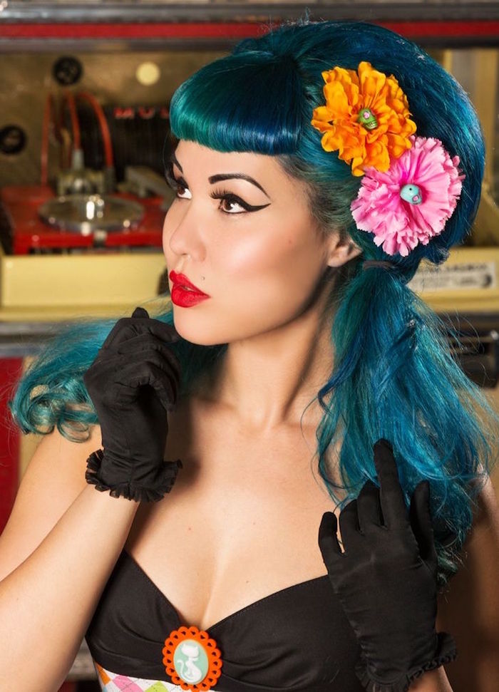 coupe de cheveux rock année 50 style pin up cabaret vintage frange roulée femme