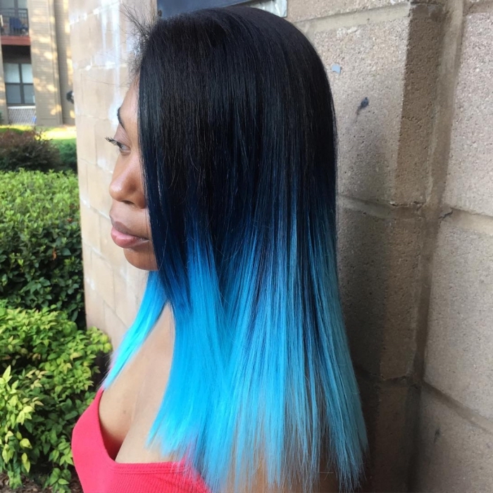 technique de coloration ombré avec pointes bleues et racines noires, coiffure de cheveux longs et raids