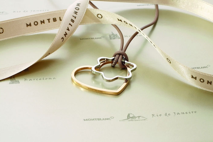 collier en cuir avec pendentif en coeur doré et une fleur argentée, idée cadeau original femme pour saint valentin