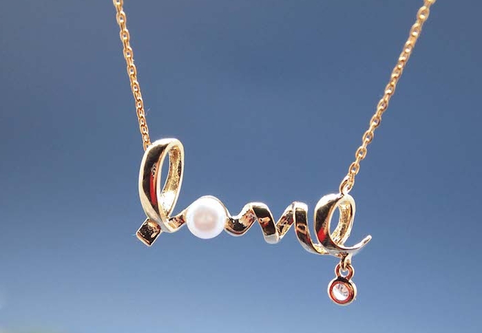un pendentif en lettres dorées pour qui composent le mit amour, décoration de perle, idée cadeau pour sa copine elegant, accessoire femme