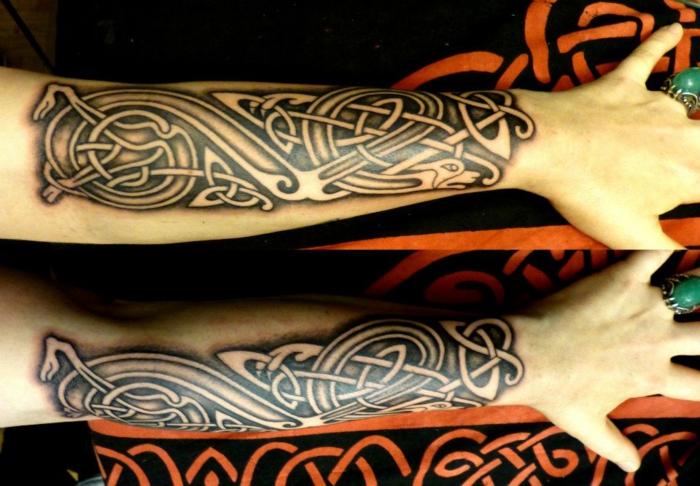 Formidable idée tatouage viking avant bras tatouage idée main