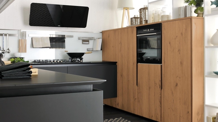 cuisine noire et bois, aménagement de cuisine d'angle avec comptoirs et armoires de couleur noire matte, cuisines équipées