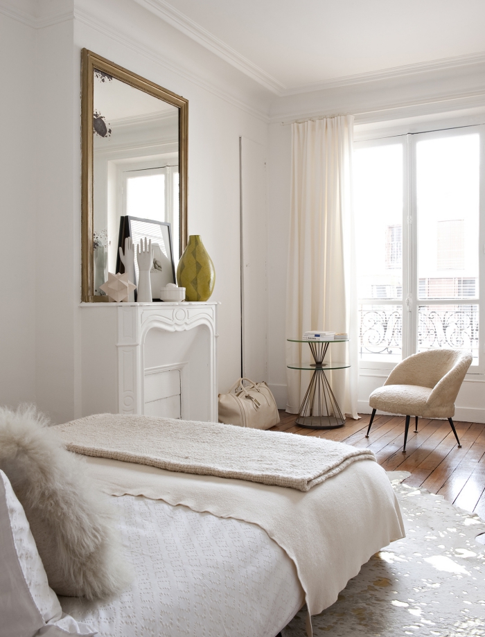 chambre ado à design vintage avec cheminée blanche et grande fenêtre, couleurs pastel dans le design intérieur