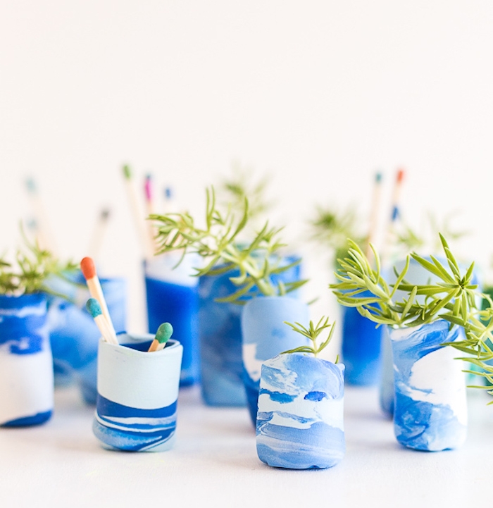 petits vases à fleurs en bleue t blanc avec des plantes vertes à l intérieur, pate fimo facile projet brico a faire soi meme