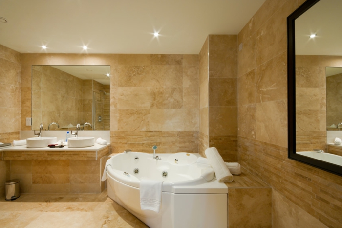 salle de bain travertin, deux miroirs muraux, carrelage beige, deuv vasques blanches