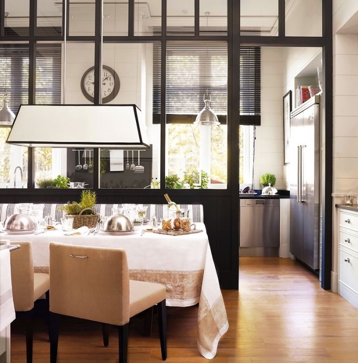 cloison vitrée, comment décorer la table à manger avec nappe blanche à déco dorée, aménagement de cuisine blanc et noir