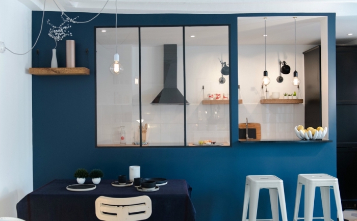 cuisine semi ouverte, pièce aux murs modernes de nuance bleu foncé avec verrières et plafond blanc