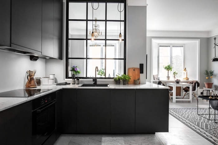 cuisine semi ouverte, aménagement de cuisine avec carrelage de sol à design marbre et meubles modernes en noir matte
