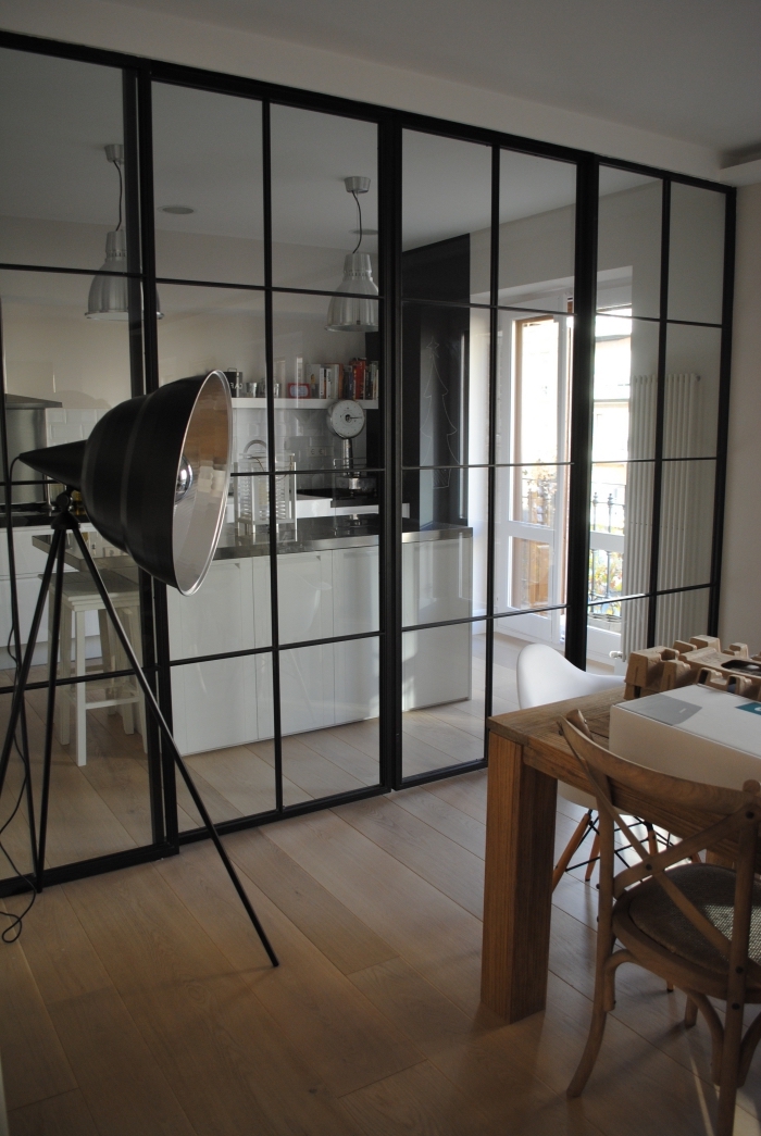 separation cuisine salon, verrière coulissante de style industriel dans la cuisine blanche avec parquet de bois