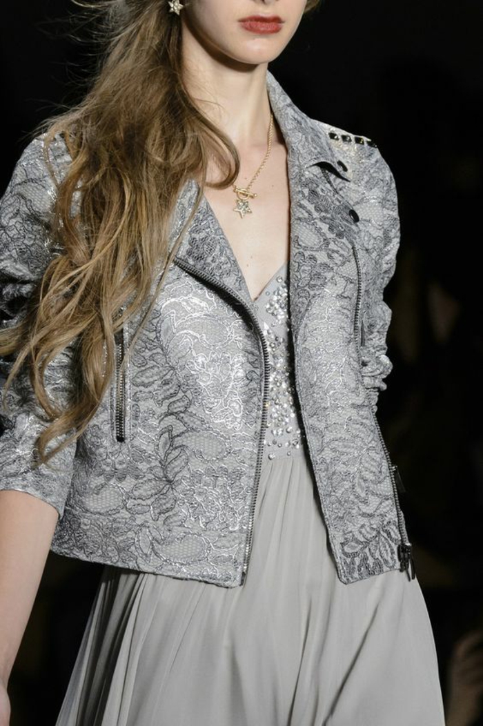 veste en arabesques argentées, finition satin luisante, style entre baroque et rockeur, soirée chic et choc, jupe fluide en gris perle
