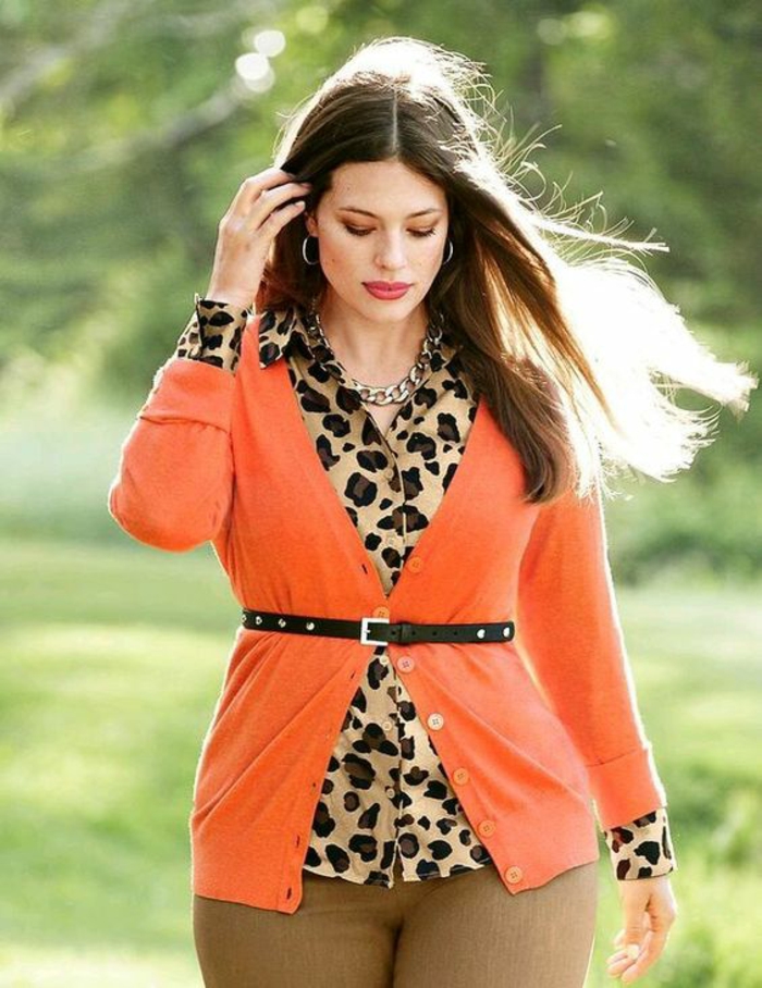 s habiller classe, comment s habiller quand on est ronde, pantalon moulant beige, chemisette aux imprimés de léopard, veste en orange portée avec une ceinture fine noire