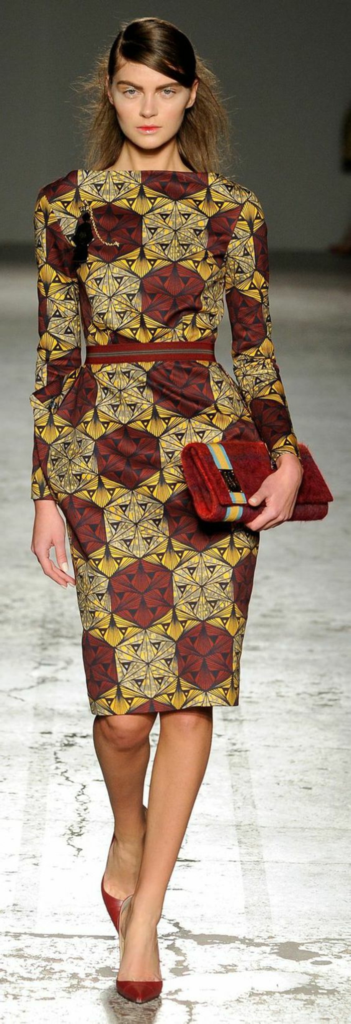 robe avec des motifs géométriques en couleur brique, tenue afircaine, pagne wax, motif africain, longueur au genou, chaussures pointues en rouge 