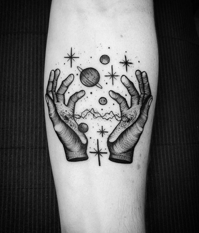 Tatoo bras homme tatouage sous les seins quel tatouage astronomique cool idée tatouage originale
