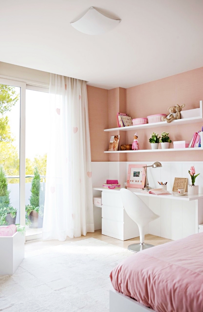 modèle de chambre ado fille 12 ans aménagée et décorée en couleur blanc et rose pastel