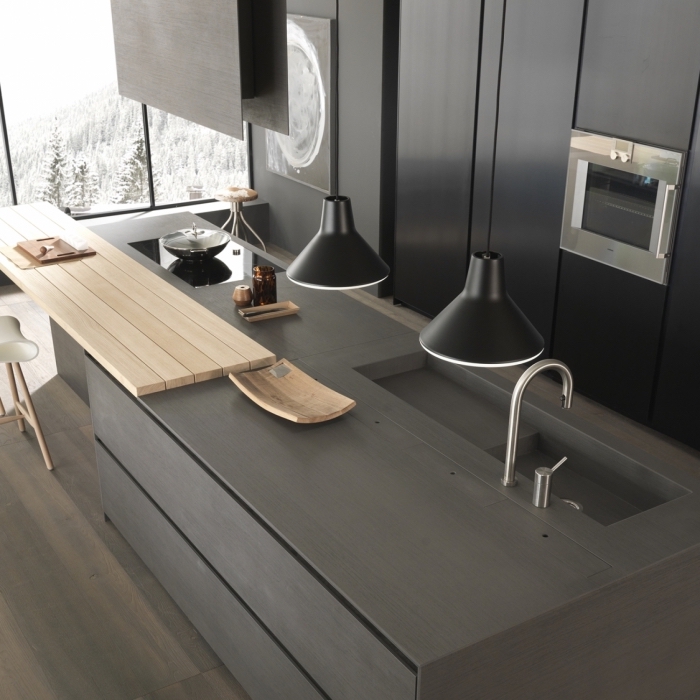 aménagement de cuisine en couleur gris anthracite avec finitions métalliques, modeles de cuisine avec fenêtres grandes