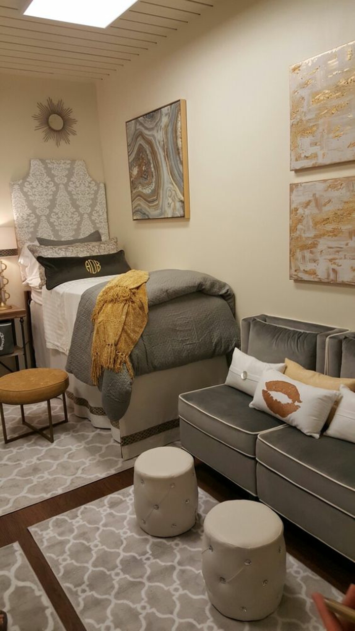 intérieur dans une chambre de 9m2, canapé et fauteuils en velours gris perle, couverture lit en velours gris perle, trois tapis rectangulaires en beige et blanc
