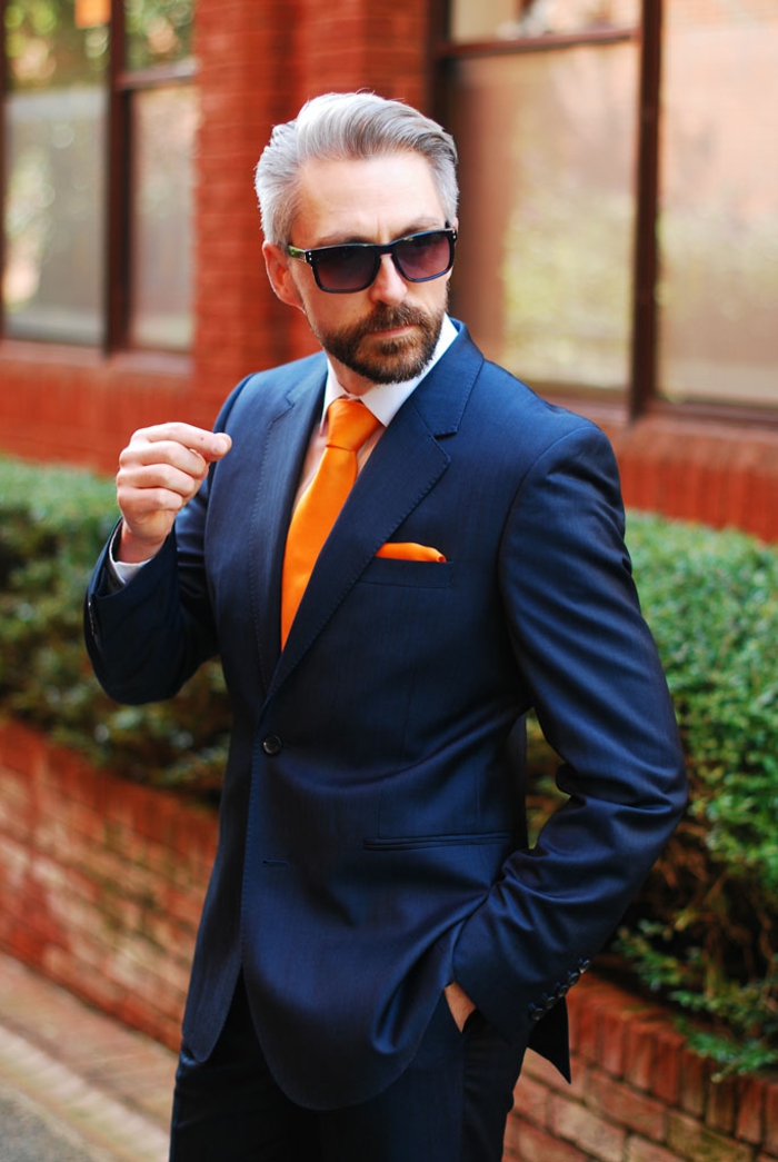 veste costume homme, look extravagant, mouchoir et cravate oranges, lunettes de soleil fashion, look d'homme d'affaires