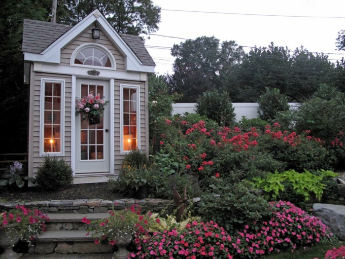 personnaliser son abri de jardin en créant un jardin, abri style shaby chic avec grandes fenêtres