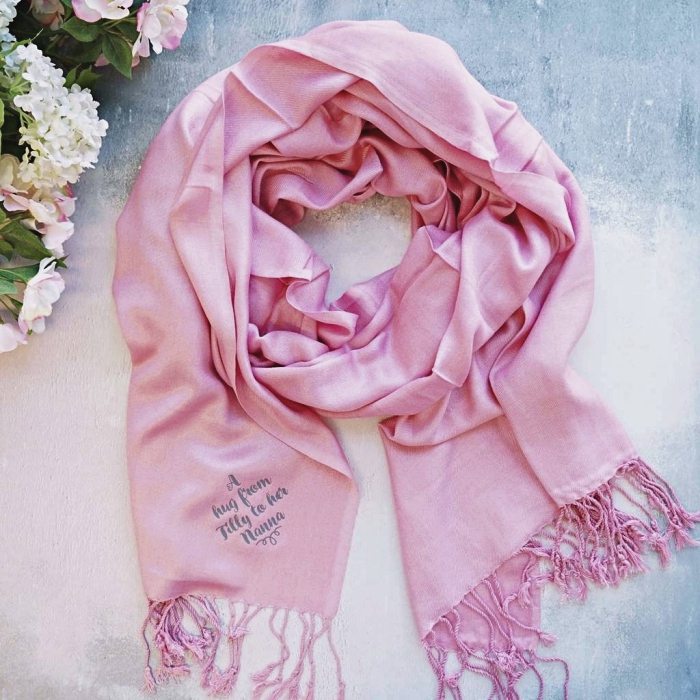 idée quoi offrir pour la fete des mammies, modèle d'écharpe luxueuse et douce de couleur rose avec franges et mots doux