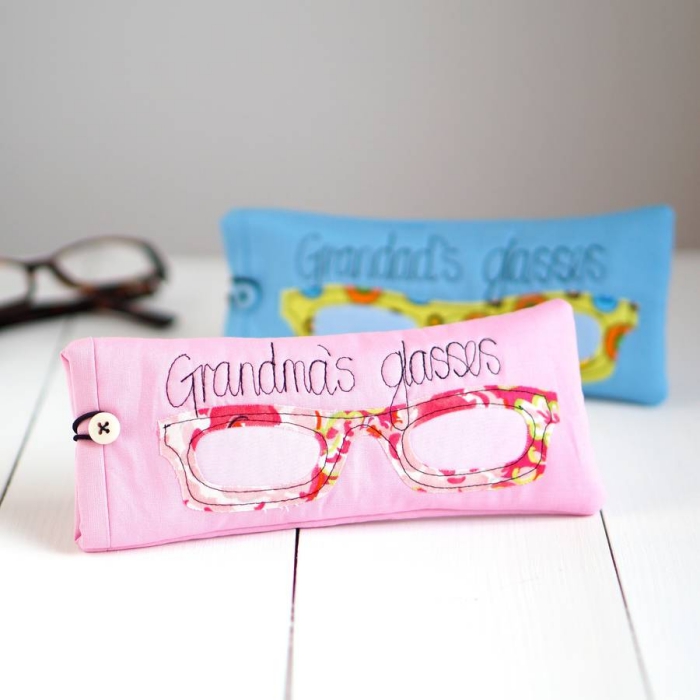 accessoire rose avec gravure texte pour lunettes de vue, modèle de pochette pour lunettes de soleil ou de vue